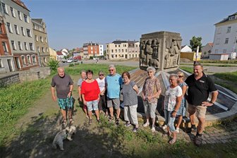 Vollsperrung an der Chemnitzer Straße in Meerane bis Ende 2024: So ändert sich der Alltag für viele Anwohner - Bürger, die rund um die Baustelle wohnen, haben mit Einschränkungen aufgrund der Vollsperrung zu kämpfen. Sie trafen sich am Mittwoch am Weberbrunnen.