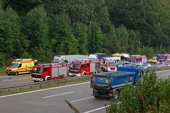 Vollsperrung auf der A4 nach Lkw-Unfall - Nichts geht mehr auf der Autobahn A4: Zwischen den Anschlussstellen Wüstenbrand und Limbach-Oberfrohna ist es am Freitagmittag gegen 12.30 Uhr zu einem Auffahrunfall mit zwei Lastkraftwagen gekommen. 
