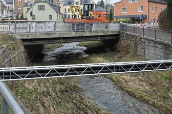 Vollsperrung auf Ortsdurchfahrt Kirchberg: Ab Donnerstag wird es für Kraftfahrer ernst - Am Donnerstag beginnen in Kirchberg die Bauarbeiten an der Brücke über den Rödelbach. Zunächst wird eine Behelfsbrücke für Fußgänger errichtet.