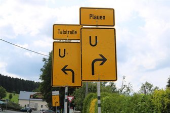 Vollsperrung auf Stützengrüner Talstraße beendet - Die Umleitung für die Talstraße in Stützengrün ist Geschichte. Die Umfahrung Richtung Plauen bleibt noch länger bestehen.