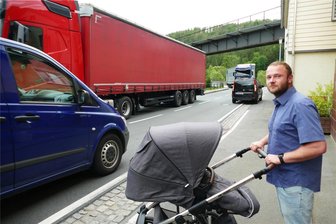 Vollsperrung B 174: Darum wird der Grenzübergang Reitzenhain nicht dicht gemacht - Wenn Max Großlaub mit dem Kinderwagen die Bahnhofstraße in Scharfenstein überqueren will, muss er dafür etwas Zeit mitbringen.