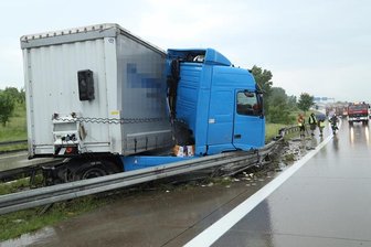 Vollsperrung beim Dreieck Nossen aufgehoben - Gefahrgut-Transport verunglückte auf A 4 - Laut Polizei verlor der Fahrer eines rumänischen Sattelzuges gegen 14.30 Uhr an der Auffahrt von der A 14 zur A 4 die Kontrolle über seinen Laster.