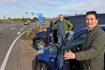 Vollsperrung der Auffahrt auf A 4: Welche Route spart Zeit und Sprit? - Redakteurin Cristina Zehrfeld und Pressefotograf Andreas Kretschel machen die Probe aufs Exempel und treffen sich für den direkten Streckenvergleich.