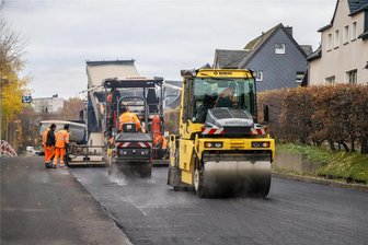 Vollsperrung der B 169 im Erzgebirge sorgt für Verwirrung: Das gilt für Autofahrer - Die Asphaltdecke wurde am Donnerstag aufgetragen. Wegen der Arbeiten ist die Bundesstraße voll gesperrt.