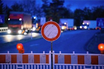 Vollsperrung der B173 bei Freiberg wegen Baumfällarbeiten endet schneller als gedacht - Wer von Freiberg über die B 173 in Richtung Chemnitz fährt, muss zwei Tage lang mit Umwegen rechnen. 