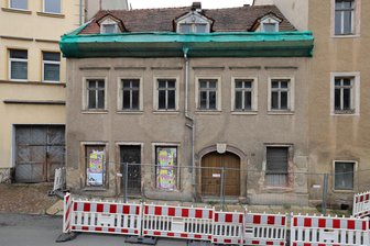 Vollsperrung der Dresdner Straße in Hohenstein-Ernstthal: Jetzt gibt es Klarheit über Dauer und geänderte Verkehrsführung - Weil die Dresdener Straße 36 abgerissen wird, muss die Straße gesperrt werden.