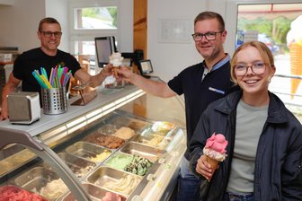 Vollsperrung der Talstraße in Waschleithe bis Herbst - zwei beliebte Geschäfte bleiben jedoch erreichbar - Thomas Winterstein (l.) vom „Eiswürfel“ in Waschleithe hofft, dass Kunden wie Sebastian Knoch mit Tochter Amelie trotz Baustelle kommen.