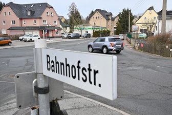 Vollsperrung im Erzgebirge: Hauptstraße in Neukirchen vier Monate dicht - An der Kreuzung Hauptstraße und Adorfer Straße soll ab Montag gebaut werden.