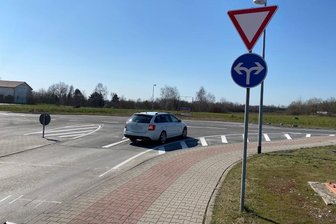Vollsperrung im Meeraner Gewerbegebiet aufgehoben - Die Umbauarbeiten am Kreisverkehr Hohe Straße/Guteborner Allee im Meeraner Gewerbegebiet sind abgeschlossen worden.