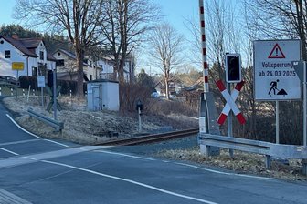 Vollsperrung im oberen Vogtland ab Montag: Darum geht es - Die Ortszufahrt nach Jugelsburg (Hintere Karlsgasse) ist ab Montag, 24. März vollgesperrt.