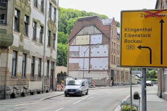 Vollsperrung in Aue beendet: Nadelöhr im Zentrum wieder frei - Hier rollt wieder der Verkehr: die Wettinerstraße in Aue.