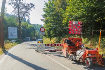 Vollsperrung in Breitenbrunn endet: Ab Freitagmittag kann der Verkehr wieder auf der S 272 durchs Schwarzwassertal rollen - Noch laufen Markierungsarbeiten auf der S 272 nach Breitenbrunn, doch ab Freitag soll der Verkehr wieder rollen.
