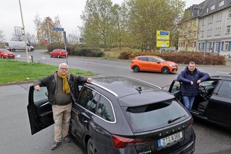 Vollsperrung in Glauchau: Wie man am besten zum Krankenhaus gelangt - Stefan Stolp (links) und Holger Frenzel testen die Strecken von Gesau zum Krankenhaus.