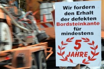 Vollsperrung in Grünhainichen erfordert große Umleitung - Dem Hickhack um eine defekte Bordsteinkante begegneten Grünhainichener mit Ironie. 