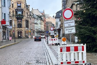 Vollsperrung in Reichenbach: Viele fahren trotzdem durch - Dass die untere Zwickauer Straße seit Wochen nur für Anlieger und Linienverkehr freigegeben ist, juckt viele nicht. Sie kürzen hier trotzdem in die obere Stadt ab.