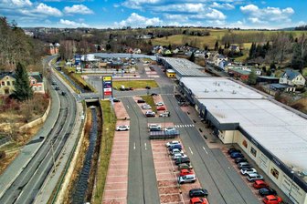 Vollsperrung nach Havarie am Göltzschtalcenter in Auerbach verlängert: Was das für den Busverkehr bedeutet - Die Göltzschtalstraße (links) ist gesperrt. Das Einkaufszentrum ist nur von Ellefeld aus erreichbar.