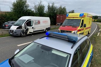 Vollsperrung nach Unfall auf dem Autobahnzubringer in Hartenstein - Rettungsdienst und Polizei im Einsatz auf der S255 bei Hartenstein