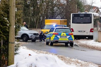 Vollsperrung nach Unfall mit Linienbus in Bernsdorf - Zu einer Vollsperrung ist es am Freitag nach einem Unfall mit einem Linienbus in Bernsdorf gekommen.