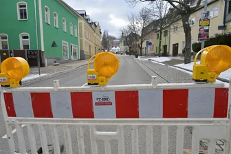 Vollsperrung von Bundesstraße im Erzgebirge sorgt für Frust: Händler mit dem Auto kaum noch erreichbar - Seit Montag ist die Karlsbader Straße (B 169) in Schneeberg-Neustädtel gesperrt.