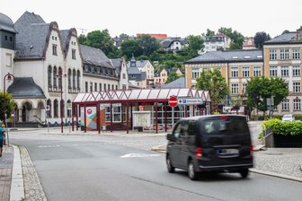 Vollsperrung von wichtiger Straße im Erzgebirge plötzlich verschoben: Das müssen Autofahrer wissen - Freie Fahrt am Montag auf der Poststraße in Aue. Dabei sollte die eigentlich gesperrt sein.