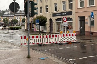 Vollsperrung von wichtiger Straße im Erzgebirge sorgt für Verwirrung – Wo kommen Autofahrer jetzt durch? - Voll gesperrt: Die Einfahrt von der B 101 aus auf die Poststraße in Aue ist seit Dienstag dicht.