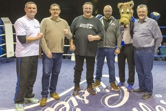 Volltreffer: Mittelsachsens Boxer bekommen einen Regionaltrainer - Der neue Regionaltrainer Alexander Golombek, KSB-Präsident Eric Braun, Landestrainer Olaf Leib, KSB-Geschäftsführer Benjamin Kahlert, der Chemnitzer Boxwolf und Wolfgang Koß, Präsident des Box-Clubs Chemnitz (v. l.) freuen sich über die Intensivierung der Nachwuchsarbeit.