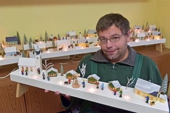 Vollzeitjob Fensterbrettl-Bauer: Erzgebirger erschafft weihnachtliche Miniaturwelten - Marc Thierfelder ist professionell tätiger Fensterbrettl-Bauer. Alles entsteht in Handarbeit. Doch welchen Ursprung hat diese Tradition?