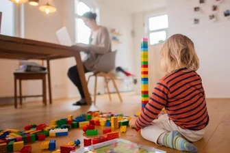 Vollzeitjob mit Kind: Vier Strategien gegen Eltern-Burnout - Viele Frauen machen das Unmögliche möglich - weil sie müssen: Arbeiten während sie Kinder betreuen.