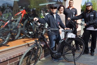 Vollzugsdienst fährt mit dem E-Bike auf Streife - 