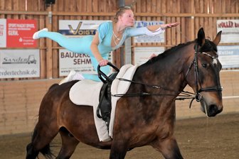 Voltigierer aus dem Erzgebirge bedauern: „Immer weniger Turniere“ - Mary-Kate Klasbeck trat beim Voltigier-Turnier des RV Lößnitz für die Gastgeber an.
