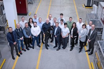 Volvo ehrt Meeraner Werk des Automobilzulieferers Brose - Lars Sjögren überreicht den Volvo Quality Excellence Award an den Meeraner Werkleiter Frank Richter (vorn Mitte), rechts der Vorsitzende der Geschäftsführung Stefan Krug, links Geschäftsführer Antriebe Raymond Mutz mit Mitarbeitern.