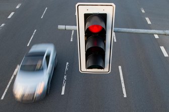 Volvo-Fahrer überfährt rote Ampel und flüchtet - Ein Autofahrer ist in Plauen bei Rot gefahren (Symbolbild) und dann vor der Polizei geflüchtet.