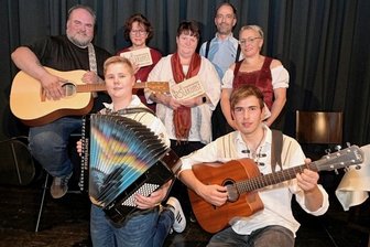 Volxkunstpremiere im Bürgergarten gelungen - Beim Volxkunst-Abend im Bürgergarten in Stollberg mit dabei waren die Altstadtmusikanten (hinten von links), Falk Schirrmeister, bekannt als The Traveler, Heidemarie Meyer, Claudia Seifert, Christian Ahner und Manja Rieß. Vorn das Duo Ludwig Gille und Elias Münzner (links).