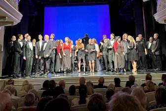 Vom A und O des Theaters: Aufbruch und Ouvertüre der neuen mittelsächsischen Saison in Freiberg - Die Gala zur Eröffnung der Spielzeit begann mit einem umgetexteten Song aus „Die Schöne und das Biest: Sei hier Gast!“.