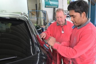 Vom Abschiebekandidaten zum Gesellen: Junger Inder im Glück - Ein Foto aus der Zeit von Fenil Patels Ausbildung: Bei Rainer Pommer (links) in Aue hat der junge Inder den Beruf des Fahrzeuglackierers erlernt. Seit voriger Woche macht er das Abitur. 