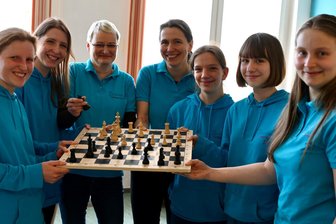 Vom Abstiegskandidaten zum Bundesliga-Aufsteiger: Chemnitz’ Schachsensation - Der Chemnitzer Schachclub (CSC) Aufbau ’95 ist erstmals in der Vereinsgeschichte in die Frauen-Bundesliga aufgestiegen. Hier im Bild die Mannschaft des CSC: Kathrin Brand (von links), Romy Kaden, Susanne Krentz, Anne Czäczine und deren Töchter Laura und Paula sowie Becky Brewig.