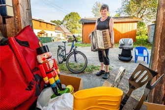 Vom Akkordeon bis zum Nussknacker: Kirmes-Flohmarkt lockt auf den Erzgebirgskamm - Für den diesjährigen Flohmarkt wurde bei Karla Bräuer sogar ein Akkordeon abgegeben.