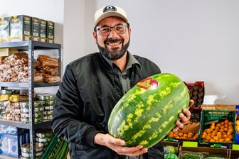 Vom Apotheker in Syrien zum Ladeninhaber in Mittweida - Hassan Alhasoon (50) bietet in seinem Laden in der Weberstraße auch frisches Obst an.