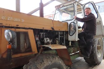 Vom Arbeitstier im Erzgebirge zum Star in Westsachsen: Seltener DDR-Traktor wird Glanzstück in Crimmitschauer Freilichtanlage - Andreas Halamek, Beschäftigter im Blankenhainer Landwirtschaftsmuseum, besteigt die Fahrerkabine des neuen Ausstellungsstückes ZT 303.