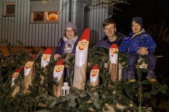 Vom Aschenputtel bis Rotkäppchen: Wie sich der Plauener Ortsteil Neundorf in eine Märchenwelt verwandelt - Familie Schädlich hat in der Neundorfer Märchenwelt die sieben Zwerge vors Haus gestellt.