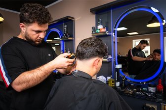 Vom Baggerfahrer in die Selbständigkeit: In dieser Stadt im Erzgebirge öffnet erster Barbershop - Frank Weider aus Marienberg lässt sich von Hushyar Mahmood die Haare stylen.