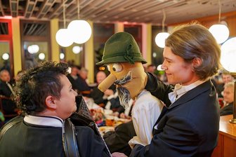 Vom Ballsaal auf die große Bühne: Förderverein geht mit Theaterball in Annaberg neue Wege - Bei der Theaternacht mit dabei: Tenor Richard Glöckner mit seiner Anton-Günther-Puppe und Musikerin Peggy Einfeldt. Ihr gemeinsamer Liederabend „Mei Harz braucht Lieder“ gehört zu den beliebtesten Veranstaltungen im Haus.