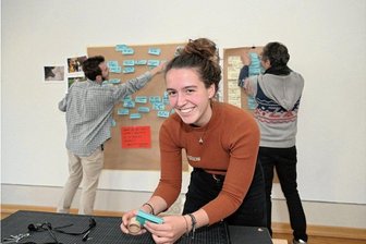 Vom Barock- zum Makerhouse: Schneeberger Härtel-Haus soll Tummelplatz für Kreative werden - Im künftigen Makerhouse Schneeberg stellten (v.l.) Jannik Zielke, Student im Bereich Holzgestaltung an der Angewandten Kunst Schneeberg, Julia Gäse, Studentin im Bereich Textilkunst/Textildesign an der Angewandten Kunst Schneeberg, und Mark Frost, Freischaffender Grafiker und Fotograf aus Chemnitz, ihre Ideen vor.
