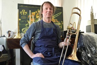 Vom Bassbauer zum Meister des Blechs: Die Voigt-Dynastie in Markneukirchen - Stephan Voigt baut hochwertige Posaunen, Trompeten, Flügelhörner und historische Metallblasinstrumente.