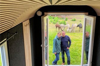 Vom baufälligen DDR-Bauwagen zum Tiny-House: Originelle Unterkunft im Vogtland ab sofort buchbar - Mirjam und Tobias Klose von Alpakahome Brunn haben aus einem baufälligen Bauwagen ein Schmuckstück gezimmert
