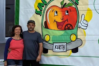 Vom Baum in den Beutel: Vogtländerin startet mit mobiler Saftpresse durch - Eine Mosterei auf Rädern. Ramona Kurth und ihr Mann haben sich 2023 selbstständig gemacht. Ihr Motto: „Dein Obst. Dein Saft.“