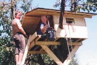 Vom Baumhaisel zum Stelzenhaus - Vater Hendrik (auf der Leiter) und Sohn Bruno beim gemeinsamen Arbeiten am Häuschen. Es "wuchs" 2002 auf einem alten Baum, der geeignete Äste hatte, und wurde vor allem innen im Lauf der Jahre immer weiter verbessert.