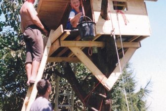 Vom Baumhaisel zum Stelzenhaus - Vater Hendrik (auf der Leiter) und Sohn Bruno beim gemeinsamen Arbeiten am Häuschen. Es "wuchs" 2002 auf einem alten Baum, der geeignete Äste hatte, und wurde vor allem innen im Lauf der Jahre immer weiter verbessert.