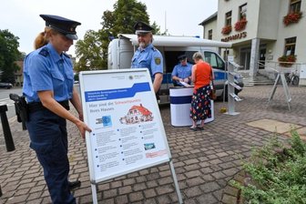 Vom Beratungstermin direkt zum Einsatz - Zwei Stunden lang berieten Polizeihauptmeisterin Katrin Junghannß, Polizeihauptkommissar Uwe Nerger und Polizeiobermeister Robin Kinder (von links) vor dem Tauraer Rathaus Bürger zu Einbruchsschutz und Fahrradsicherung.