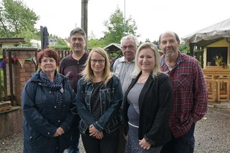 Vom Bergbau zum Gärtnern: das grüne Vermächtnis der Lugauer Bergleute - Mitglieder des Kleingärtnervereins „An der Schule“ in Lugau: (v. l.) Steffi Teufert (Vorsitzende), Olaf Barthold (Wasser-Obmann), Madeleine Herklotz (Schriftführerin), Peter Schulz (hat 40-jähriges Jubiläum, „die gute Seele“), Nicole Hartwig (Kasse) und Peter Weber (Baumaßnahmen)